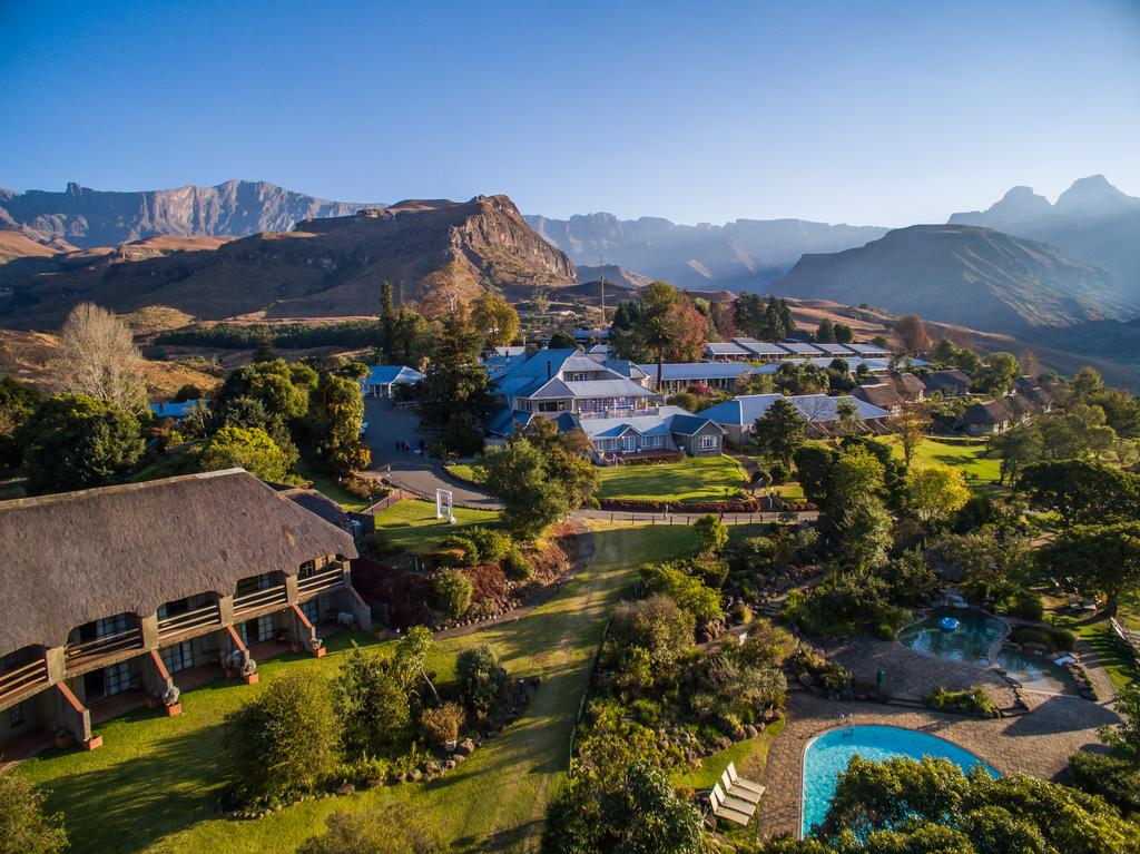 he Amphitheatre mountains in the Drakensberg, KwaZulu-Natal - hiking and adventure retreat